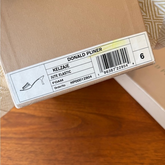 new Donald Pliner “Kelzaje” Kitten Heel Slip-On Sandals Beige size 6 - Picture 9 of 9